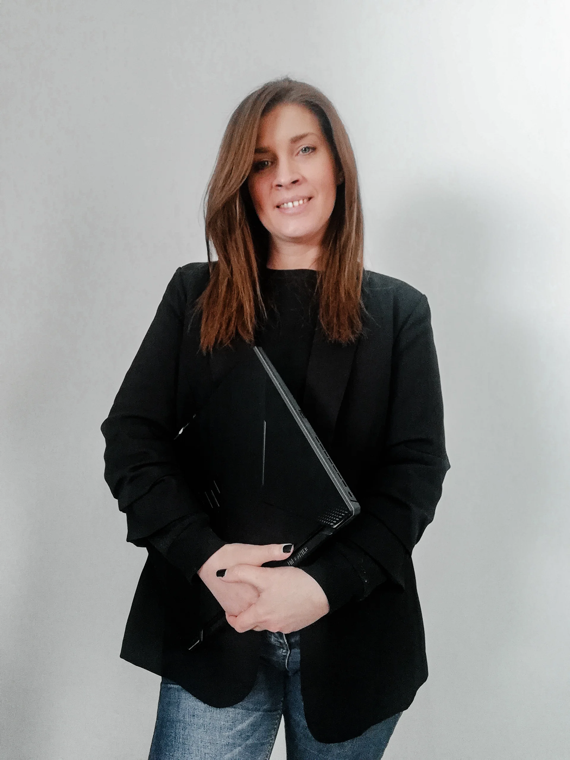 Ninawebart, designeuse de marque et webdesigneuse, souriante dans son espace de travail à Tignieu-Jameyzieu.
