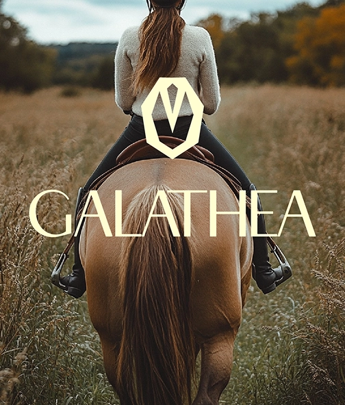 Logo stylisé Galathea Équitation avec fer à cheval et tête de cheval abstraite